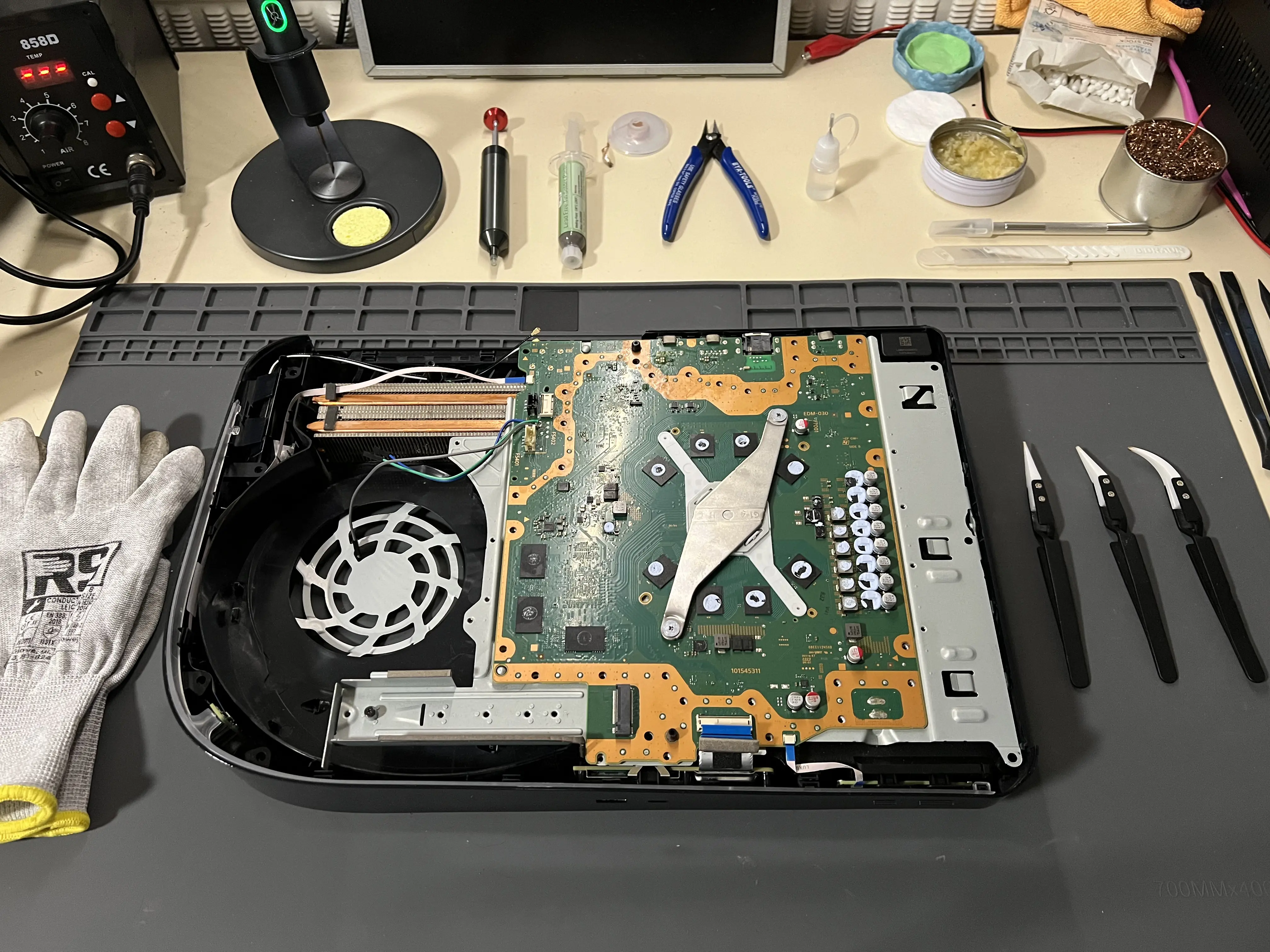 Ich bei der Reparatur einer Spielkonsole auf der Werkbank
